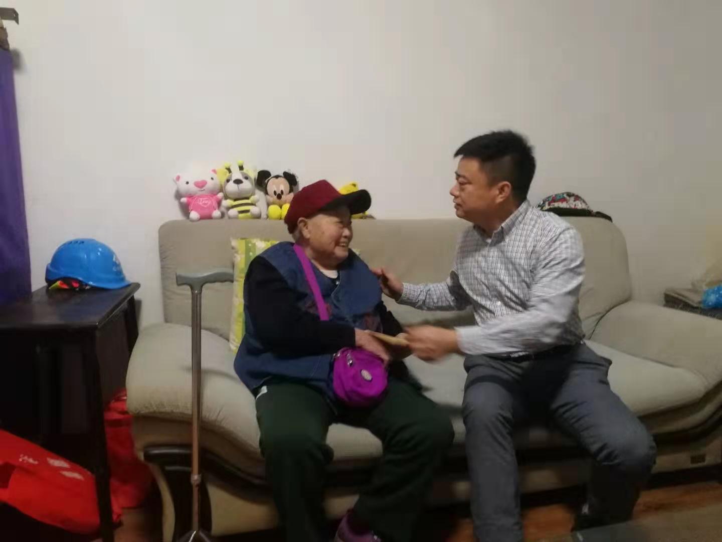 慰問英雄家屬 送上節(jié)日問候