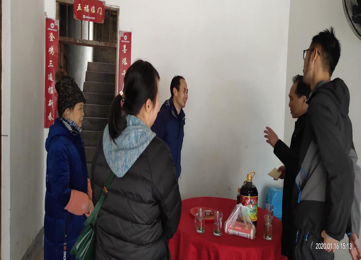 春節(jié)慰問貧困戶 濃濃關(guān)懷暖人心