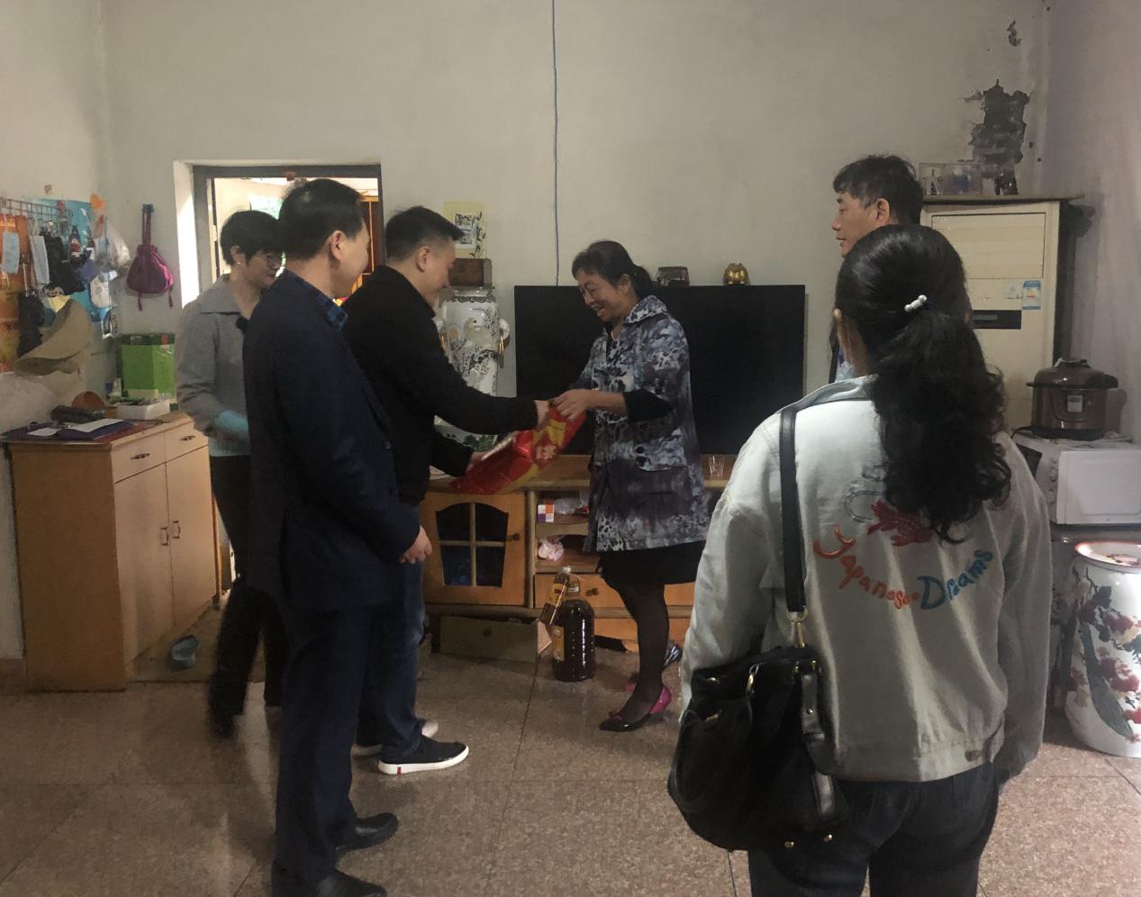 走訪慰問困難戶，真情關(guān)愛暖人心