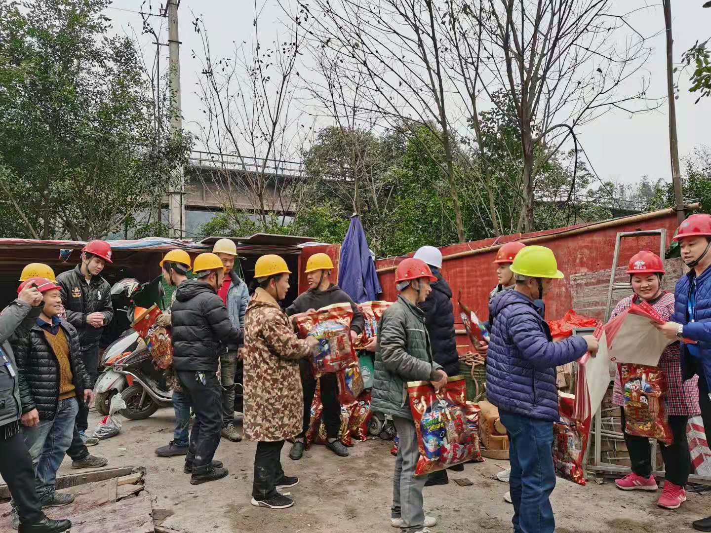 節(jié)前送“福”到工地 濃濃關(guān)愛(ài)暖人心