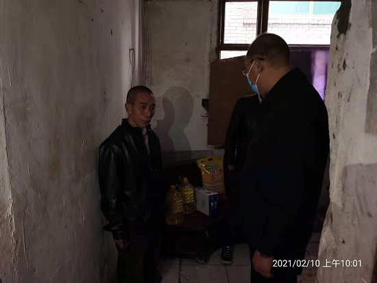 集團公司慰問“雙包雙?！鄙鐓^(qū)困難群眾