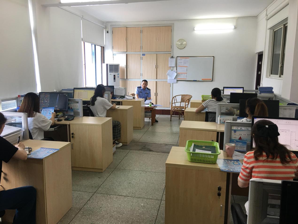 敘州區(qū)長江大道派出所民警到我司財務資產部開展全民反詐騙知識宣傳活動