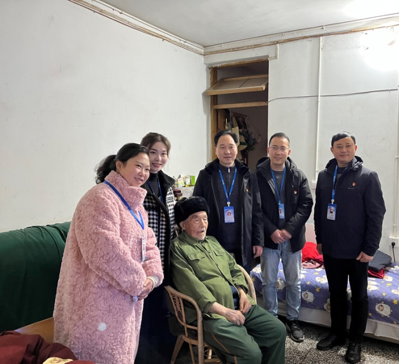節(jié)前慰問送溫暖，情系下渡口社區(qū)困難群眾